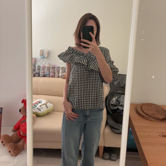 Super cute off shoulder top with ruffles - Picture 7 of 14